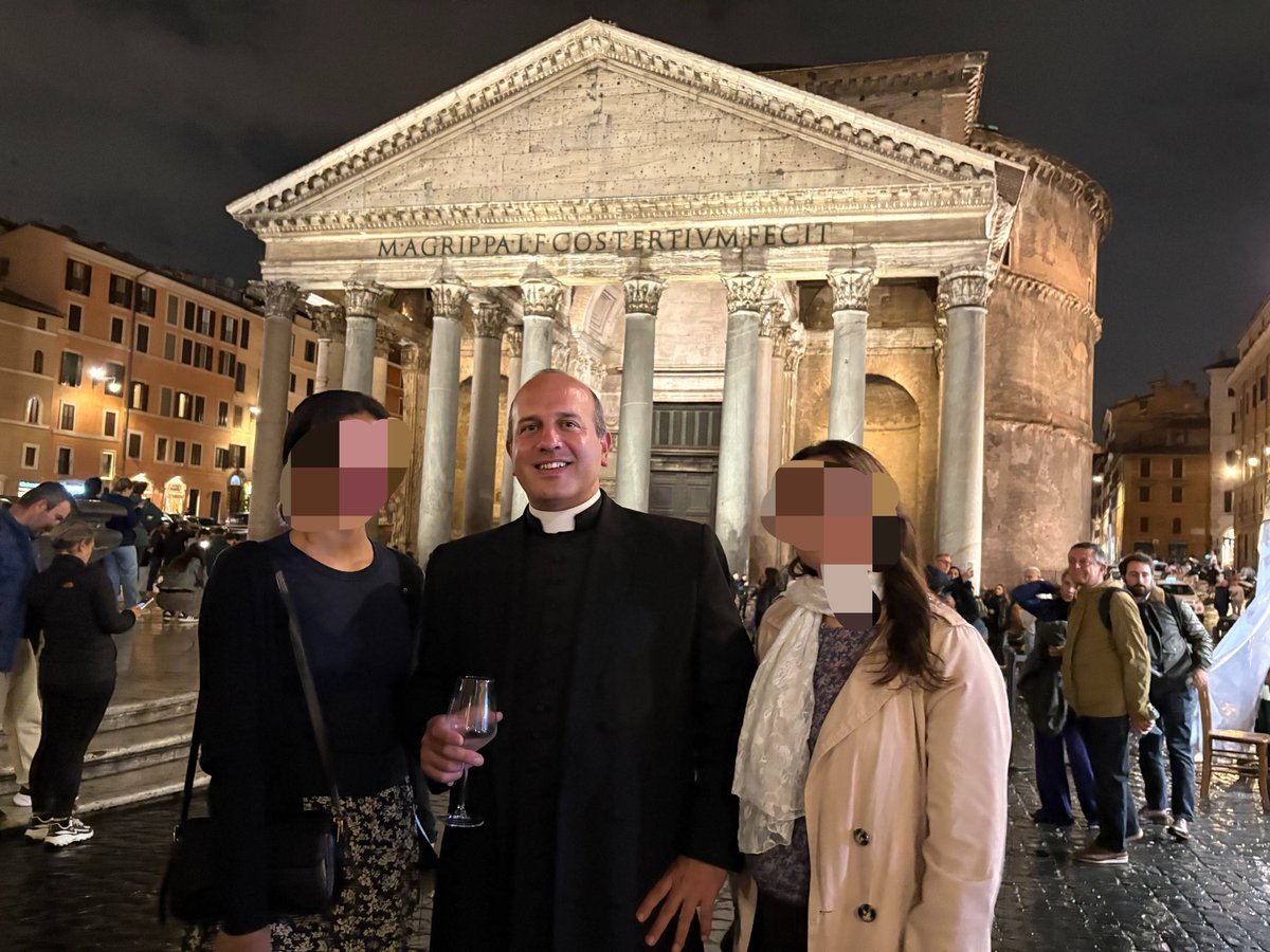platpays_'s tweet photo. Quand je m’étais mangée une ptn de sauce parce que j’étais à Rome avec l’abbé Raffray https://t.co/BYBNzinUlV