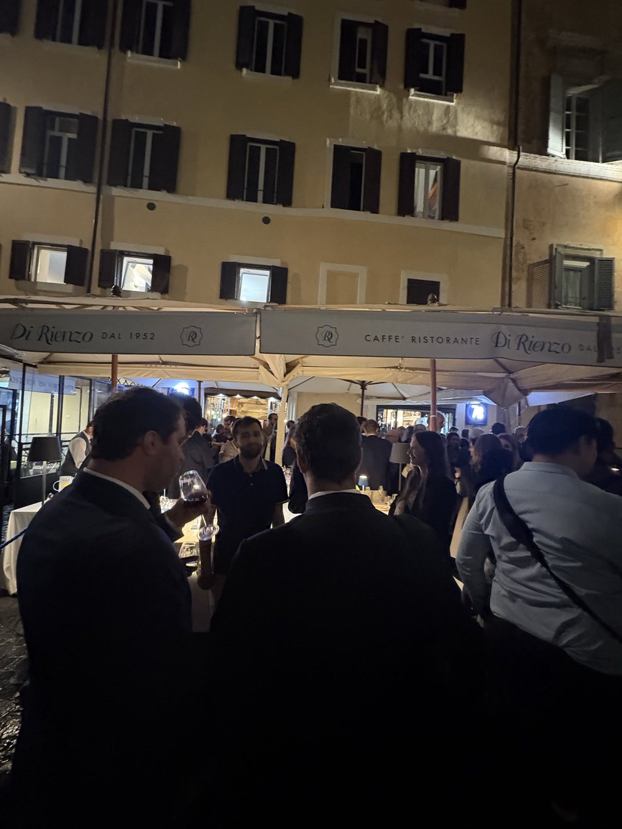 platpays_'s tweet photo. Quand je m’étais mangée une ptn de sauce parce que j’étais à Rome avec l’abbé Raffray https://t.co/BYBNzinUlV
