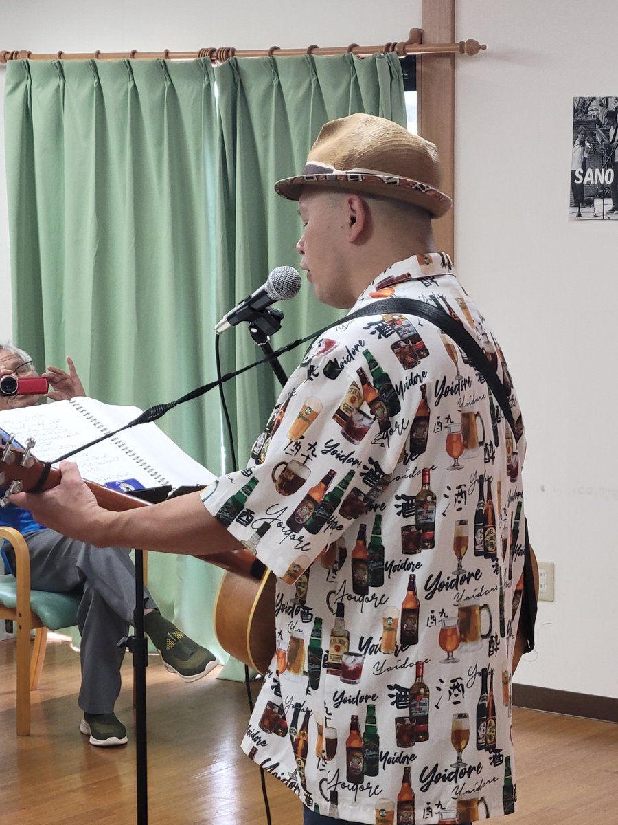 Gomband1999's tweet photo. 今日はヒロさんに施設で歌ってもらいました🎤
ボランティアさんが都合がつかなくなり急遽お願いしたところ快諾してくれ助かりました🙇‍♀️
小一時間程利用者さんの為に歌ってもらいました👏👏👏
私？少しだけ吹きました🎺 https://t.co/jggVIFNIVm