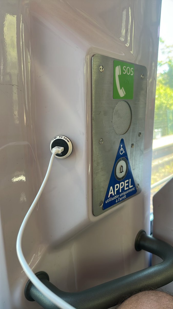 ahdokoo's tweet photo. @LIGNEJ_SNCF les prises usb elles sont la pour décorer ? https://t.co/Ljm2hvNET9