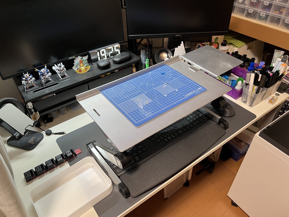 tktk_knowledge's tweet photo. 【モデラー姿勢対策】
お盆休みで製作時間マシマシですが、
腰痛との戦いでもあります...

私は70cmの机に
ノートPCスタンドを置き、作業面を90cmに！

目線が上がって猫背になりにくく、
下も使えて便利です。

良い椅子？休憩の取り方？
皆さんの対策方法も教えてもらえると嬉しいです🙇‍♂️
#デスク環境 https://t.co/mbiRNn1Oiz