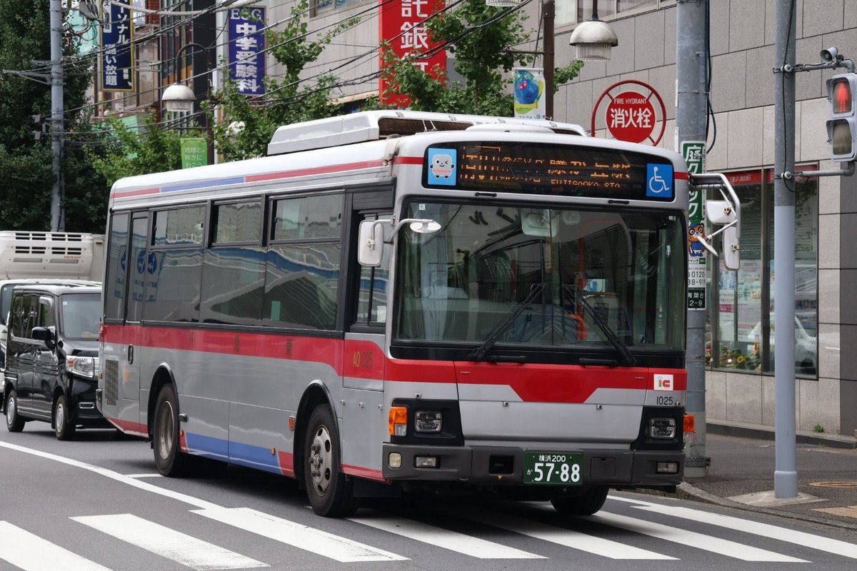 taguchixtu's tweet photo. 東急バスの青葉台営業所に旧顔のエルガミオAO1547が来たとの事で見てきました。今日は青82系統みどり台循環の運用でした。
こちらも最近転入してきたと言う元淡島のAO1025。リアも比較すると結構違います。教習中のAO7304も。Xで直接編集が出来ないので、消しゴムマジックで運転手さんを加工済です。 https://t.co/m3zfUVsRg3