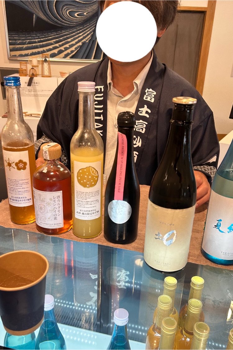 AndoTSGT's tweet photo. 匠宿で富士高砂酒造の方が試飲会をされていた！
無料とは思えない量を試飲させていただいて、ちゃっかり日本酒梅酒ウイスキーを購入…😻✨
プラマイゼロは、富士の軟水で甘口になりがちなところ、甘味酸味辛味の調和が取れた日本酒度+-0を目指したシリーズとのこと👀💭ほんとにおいしかったー❣️ https://t.co/Io2OukckbW