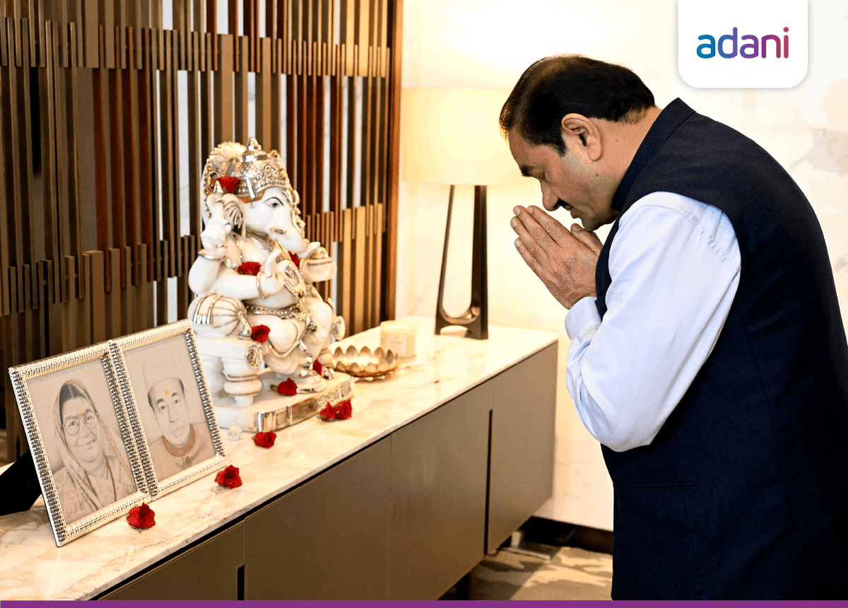 AdaniOnline's tweet photo. भगवान और अपने माता-पिता का आशीर्वाद लेते हुए, गौतम अदाणी ने उन सब का धन्यवाद किया जो कठिन दौर में भी उनके साथ डटे रहे और उन पर भरोसा बनाए रखा। https://t.co/jOzX52J7jT