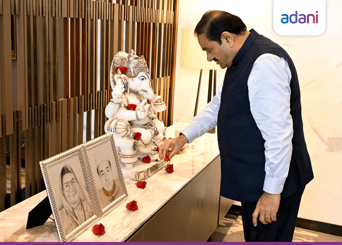 AdaniOnline's tweet photo. भगवान और अपने माता-पिता का आशीर्वाद लेते हुए, गौतम अदाणी ने उन सब का धन्यवाद किया जो कठिन दौर में भी उनके साथ डटे रहे और उन पर भरोसा बनाए रखा। https://t.co/jOzX52J7jT