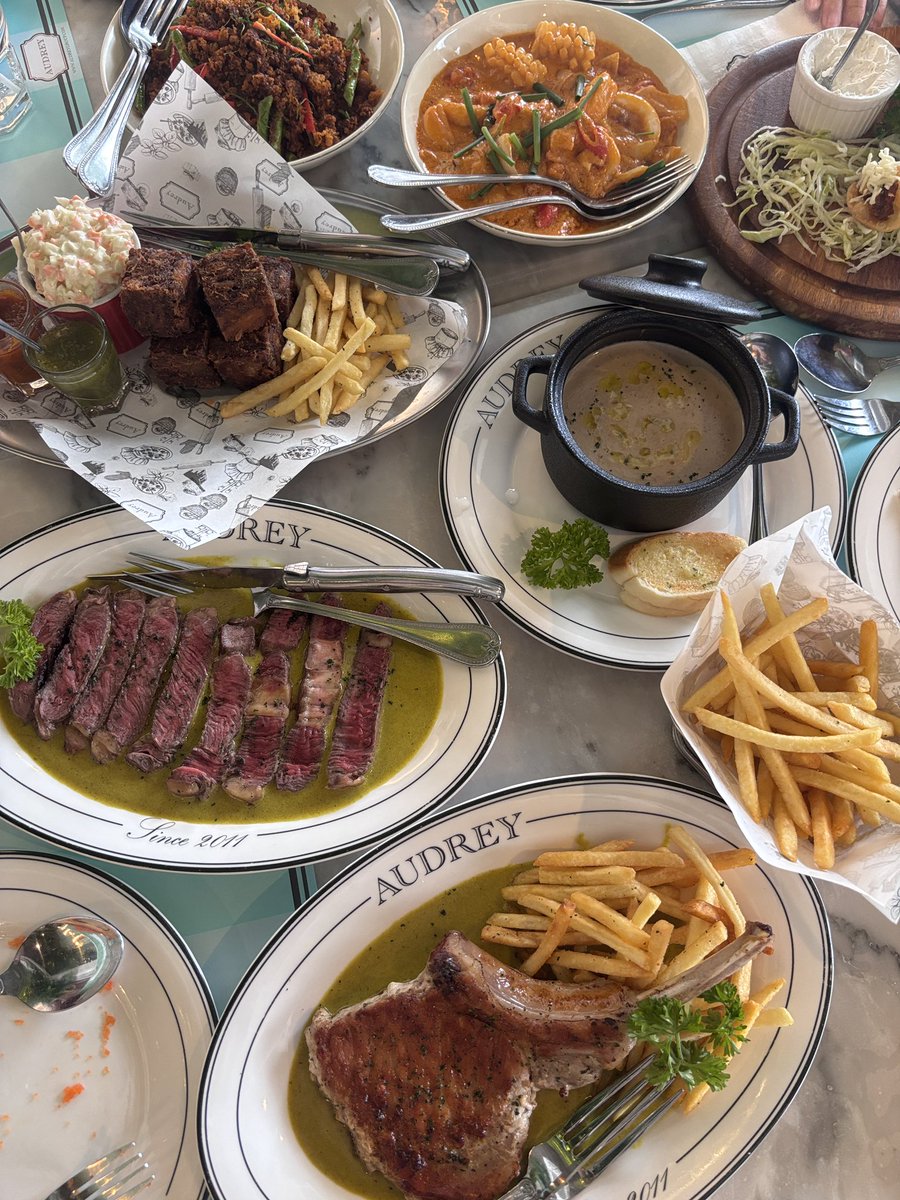 viewwrs's tweet photo. วันแม่ปีนี้วิวพาที่บ้านมากิน Audrey Cafe ไปสาขาใหม่ย่านเกษร-นวมินทร์ สาขานี้ร้านสวยบรรยากาศดีแม่ชอบมาก! เมนูมีเยอะสุดๆ แนะนำสั่งเนื้อนิวซีแลนด์ย่างมาแบบ medium rare หนุบๆซอสละมุนมาก ซุปเห็ดก้ครีมมี่อย่างชอบ มีอาหารหลากหลายชาติมาก เหมาะมากินกับครอบครัว ห้ามพลาดเค้กนะ อร่อยทุกชิ้นเลย🏠🥣