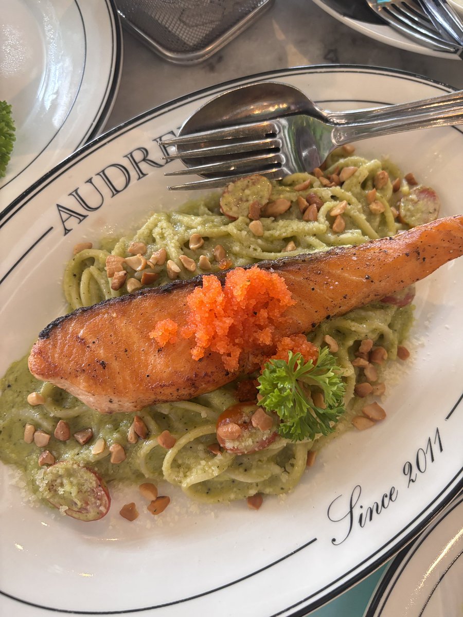 viewwrs's tweet photo. วันแม่ปีนี้วิวพาที่บ้านมากิน Audrey Cafe ไปสาขาใหม่ย่านเกษร-นวมินทร์ สาขานี้ร้านสวยบรรยากาศดีแม่ชอบมาก! เมนูมีเยอะสุดๆ แนะนำสั่งเนื้อนิวซีแลนด์ย่างมาแบบ medium rare หนุบๆซอสละมุนมาก ซุปเห็ดก้ครีมมี่อย่างชอบ มีอาหารหลากหลายชาติมาก เหมาะมากินกับครอบครัว ห้ามพลาดเค้กนะ อร่อยทุกชิ้นเลย🏠🥣