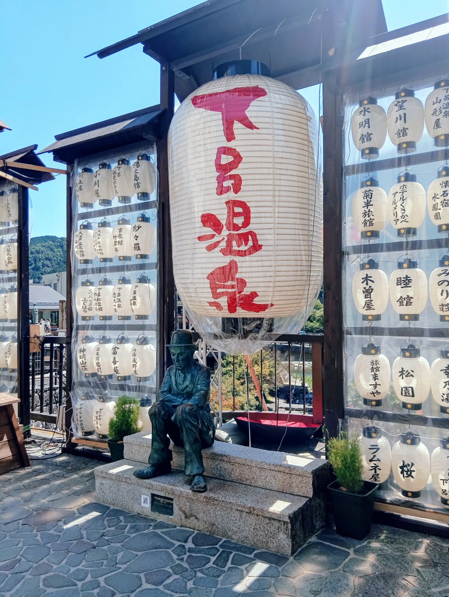 taiyaki_minimal's tweet photo. 夫と休みが一緒だったので2人で下呂温泉へ食べ歩き旅へ。
先ずは美濃加茂市の『millsbyTruffleBAKERY』へ立ち寄って朝食用のパンを購入♡車内で食べながらドライブ。
下呂では温泉街の風情を味わいつつ、コンパクトに色々お店を巡れて大満足でした🥰
#下呂温泉 #食べ歩き #TruffleBAKERY #夫婦旅 https://t.co/OiOCKaW1W0
