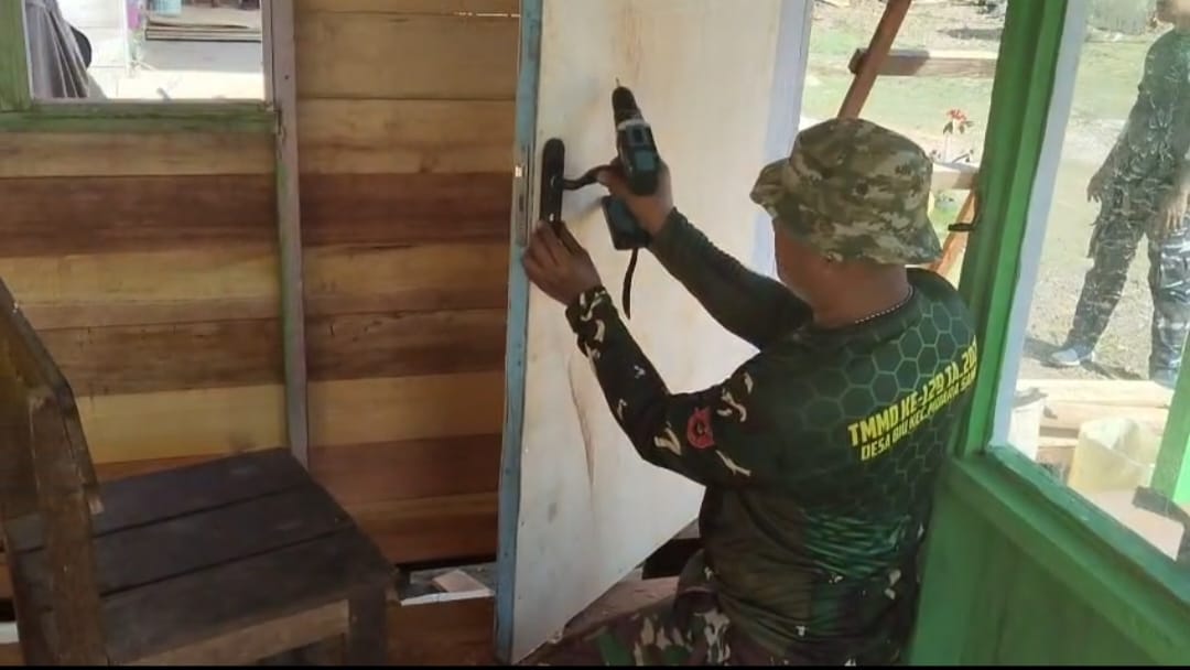 Kodimpaser's tweet photo. Tim RTLH Kebut Renovasi Rumah Bapak Harim Di Desa Biu
Muara Samu. Agar pengerjaan Renovasi Rumah Bapak Harim tepat waktu dalam pengerjaan, Tim RTLH TMMD ke-129 Kodim 0904/Paser kebut pengerjaan khususnya pada pembuatan Kamar Mandi.
#tniad #tmmd #kodim #paser #biu #rtlh https://t.co/ZegjddNvjG