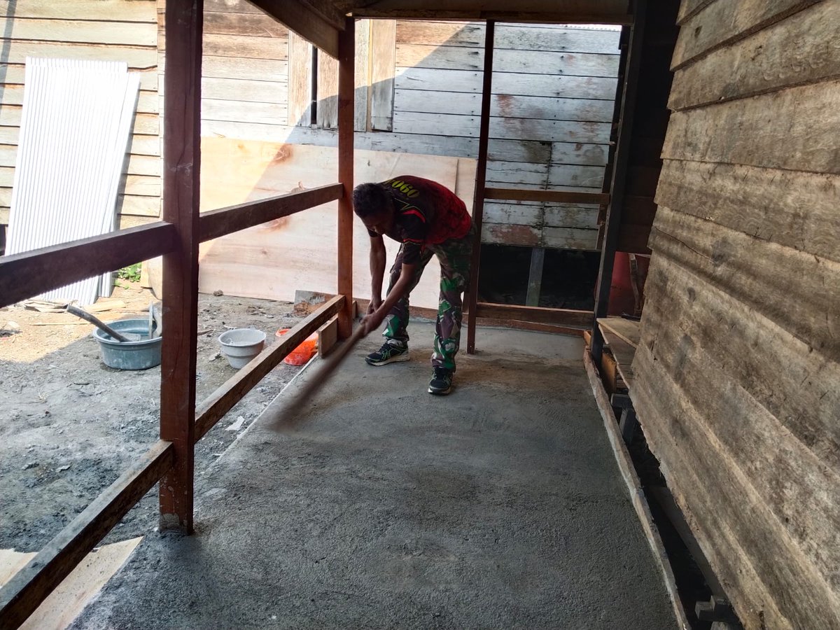 Kodimpaser's tweet photo. Tim RTLH Kebut Renovasi Rumah Bapak Harim Di Desa Biu
Muara Samu. Agar pengerjaan Renovasi Rumah Bapak Harim tepat waktu dalam pengerjaan, Tim RTLH TMMD ke-129 Kodim 0904/Paser kebut pengerjaan khususnya pada pembuatan Kamar Mandi.
#tniad #tmmd #kodim #paser #biu #rtlh https://t.co/ZegjddNvjG