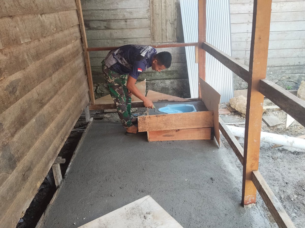 Kodimpaser's tweet photo. Tim RTLH Kebut Renovasi Rumah Bapak Harim Di Desa Biu
Muara Samu. Agar pengerjaan Renovasi Rumah Bapak Harim tepat waktu dalam pengerjaan, Tim RTLH TMMD ke-129 Kodim 0904/Paser kebut pengerjaan khususnya pada pembuatan Kamar Mandi.
#tniad #tmmd #kodim #paser #biu #rtlh https://t.co/ZegjddNvjG