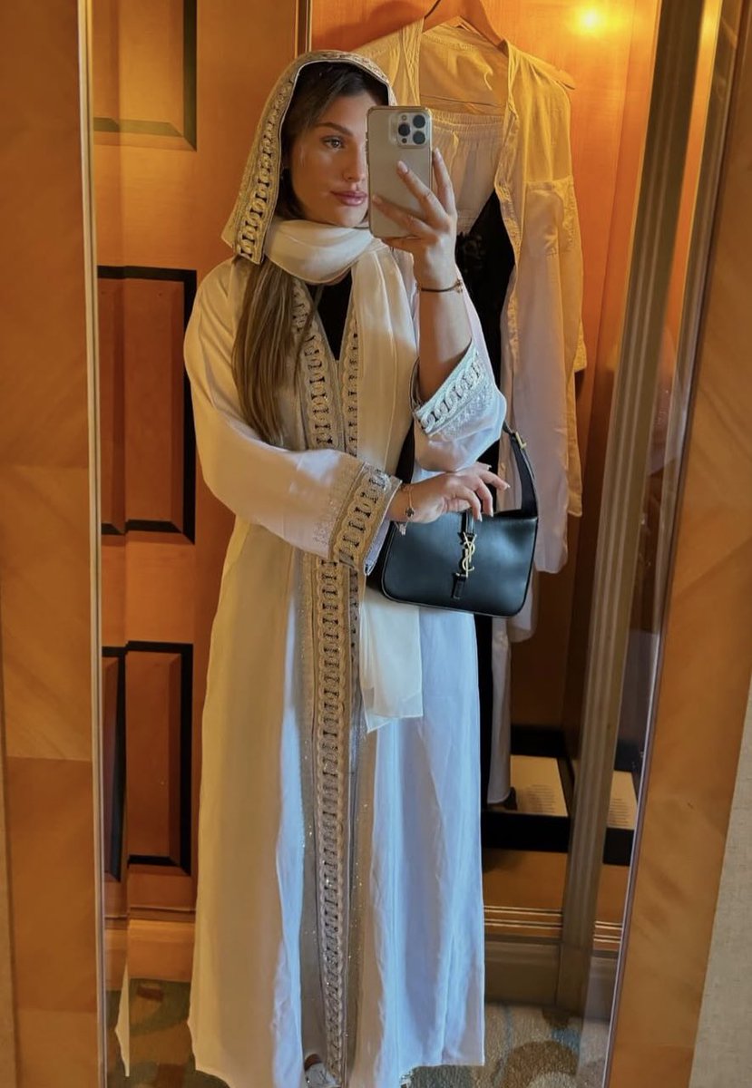 havenorheaven's tweet photo. اللاعب يبوس الشعار وزوجته تحجبت قبل ما توصل الرياض، متحمسين أكثر مننا https://t.co/wcrbOM29D7