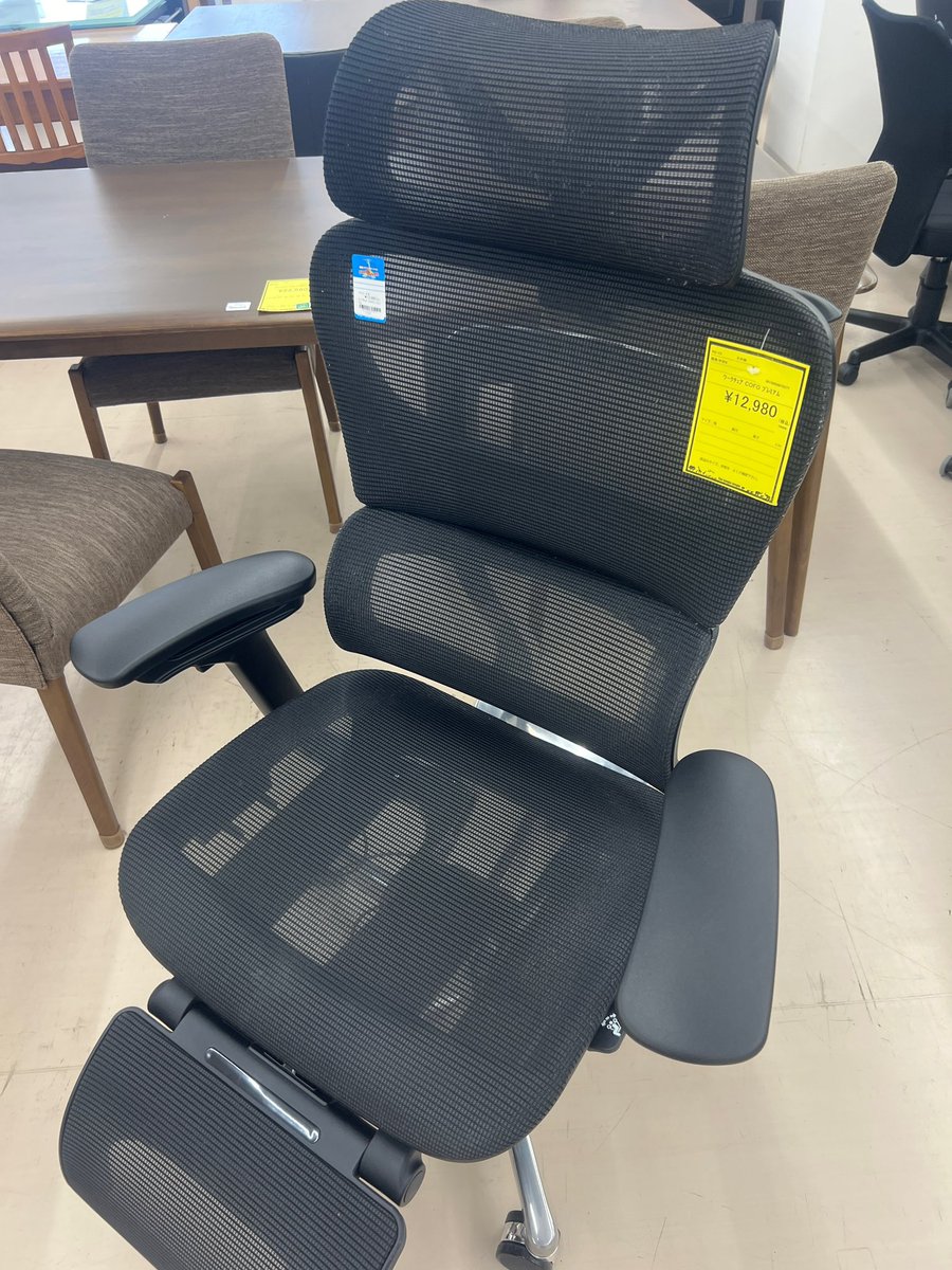 kayukota3's tweet photo. 良いの見つけた！！
高級椅子の COFO Chair Premium、状態めちゃくちゃ良いのにリサイクルショップで12,980円の10%引き＋200円引き。
最終【11,482円】でゲットできたーー！
メッシュもシリンダーも不具合なし。これでお買い得すぎる😍
腰痛バイバイ👋
#COFO https://t.co/uMJ4yu3DeP