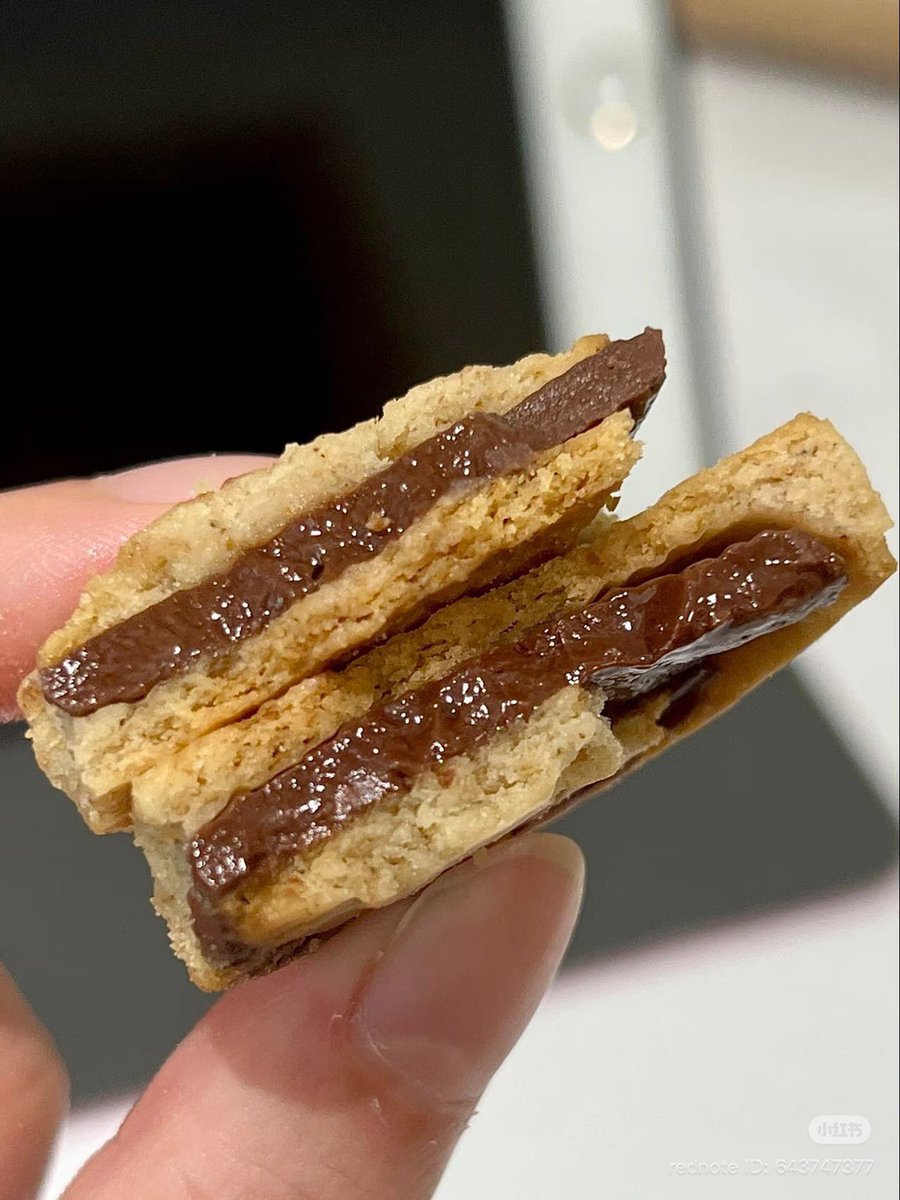 senjahitamm's tweet photo. siapa yg setuju cemilan ini enak bgtt?😭ini alfa/indomaret ga ada niatan buat nyetok cemilan ini kah? capek banget tiap pengen harus beli online dan nungguin datengnya😭🤌🏻 https://t.co/1TvrDqQ1TA