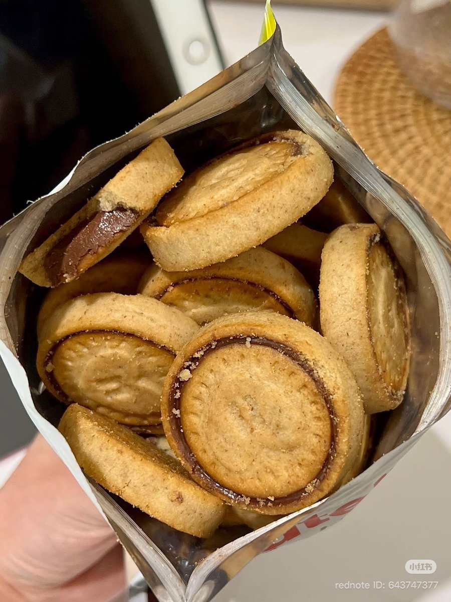senjahitamm's tweet photo. siapa yg setuju cemilan ini enak bgtt?😭ini alfa/indomaret ga ada niatan buat nyetok cemilan ini kah? capek banget tiap pengen harus beli online dan nungguin datengnya😭🤌🏻 https://t.co/1TvrDqQ1TA