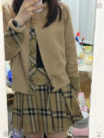 072014furu's tweet photo. The gentle afternoon glow feels cozy and soothing, spreading over all the amenities and green spaces. This delightful brightness sets a calm, carefree mood for strolling through the park. 🎇 Beat my colleague at darts, so congrats to him! https://t.co/YSX2qGkumh