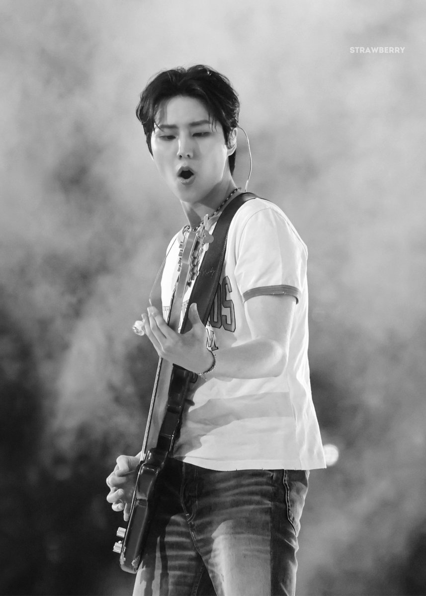 strawberry_6___'s tweet photo. 260704〈The DECADE〉FINALE in SEOUL
락스타 고양이🐱🎸

#영케이 #YOUNGK #데이식스 #DAY6 https://t.co/LDepxCqSuH