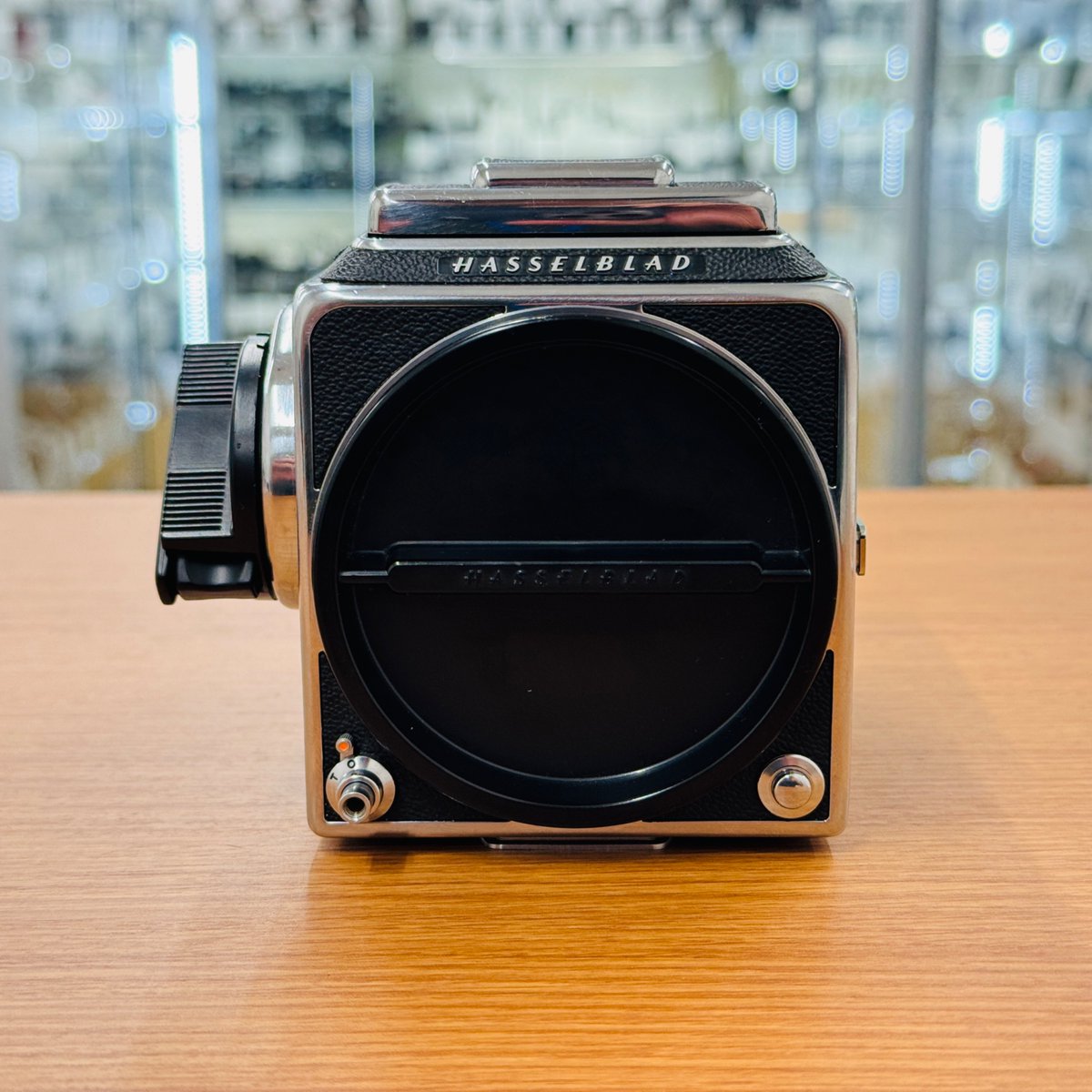 dkcamera2027's tweet photo. Great camera available.

Hasselblad 503CX

A classic 6×6 medium format SLR with a versatile modular design.

※ Functional issue present. Please ask our staff for details.

Tax-free available.

#Hasselblad #503CX #MediumFormat #FilmCamera #Shinjuku #TaxFree https://t.co/lmfAWrcwkX