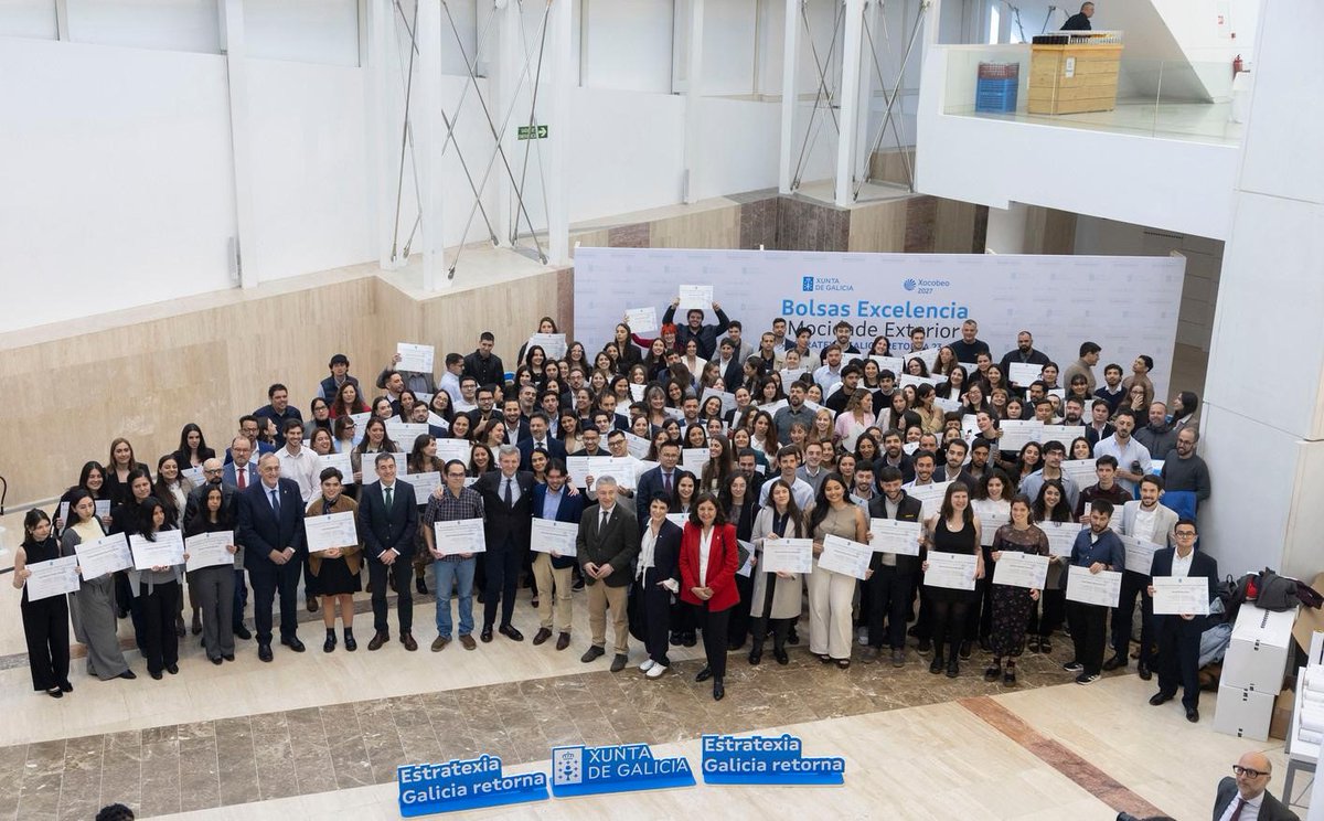GaliciaAberta's tweet photo. 🎓💙 Parabéns aos 250 mozos galegos do exterior beneficiarios das #BEME 2026-2027!
🌍 Chegarán desde países como Arxentina, Brasil, Cuba, Uruguai, Venezuela, Alemaña, Francia, Portugal ou Reino Unido para cursar un mestrado en Galicia.
Agardámosvos! 🙌
#GaliciaAberta https://t.co/3IWPyD2Z5v
