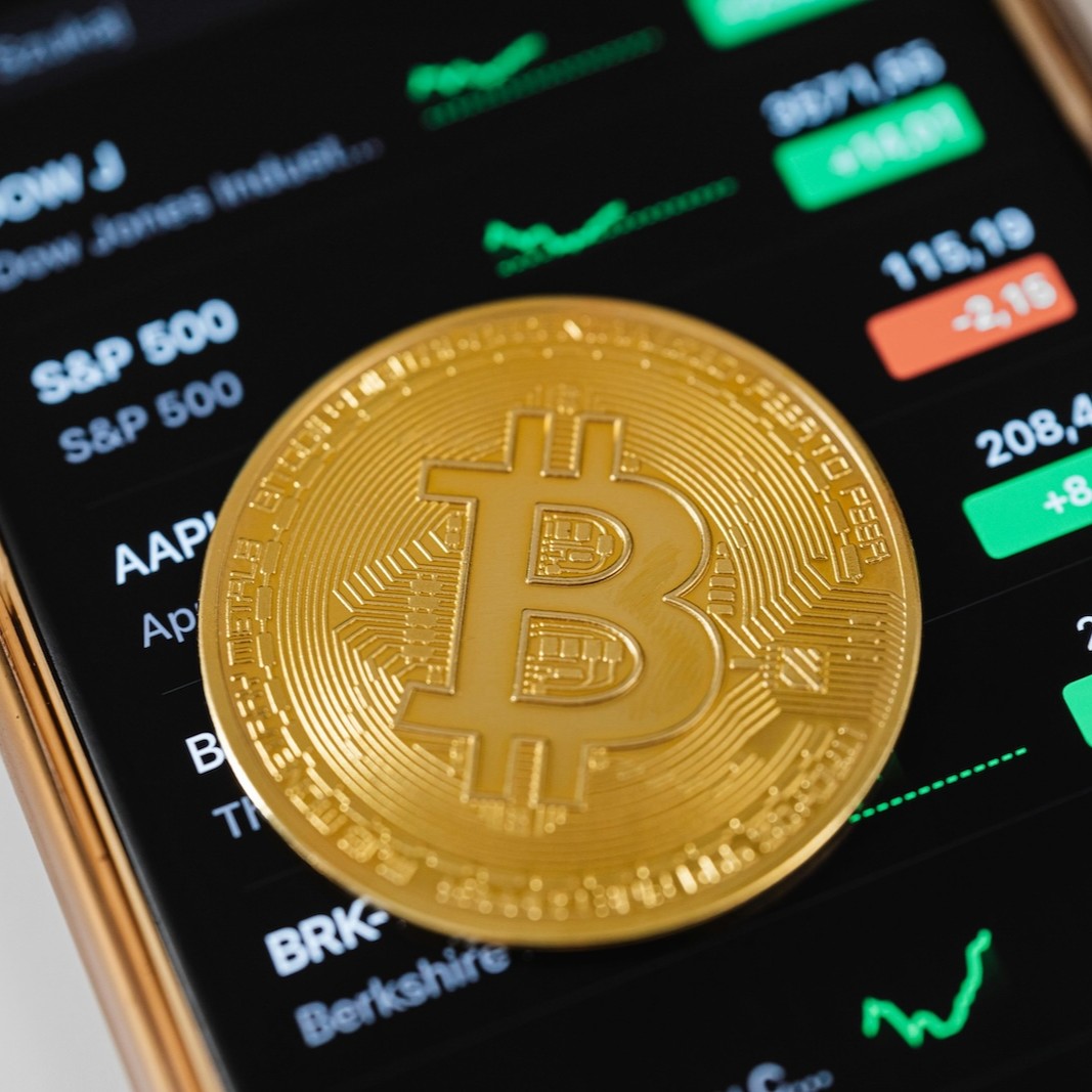 CoinMarketCap's tweet photo. LATEST: ⚡ BlackRock has cut the minimum for in-kind Bitcoin conversions into IBIT from $25M to $1M, according to Bloomberg's Eric Balchunas. https://t.co/mOmTYBsZLM