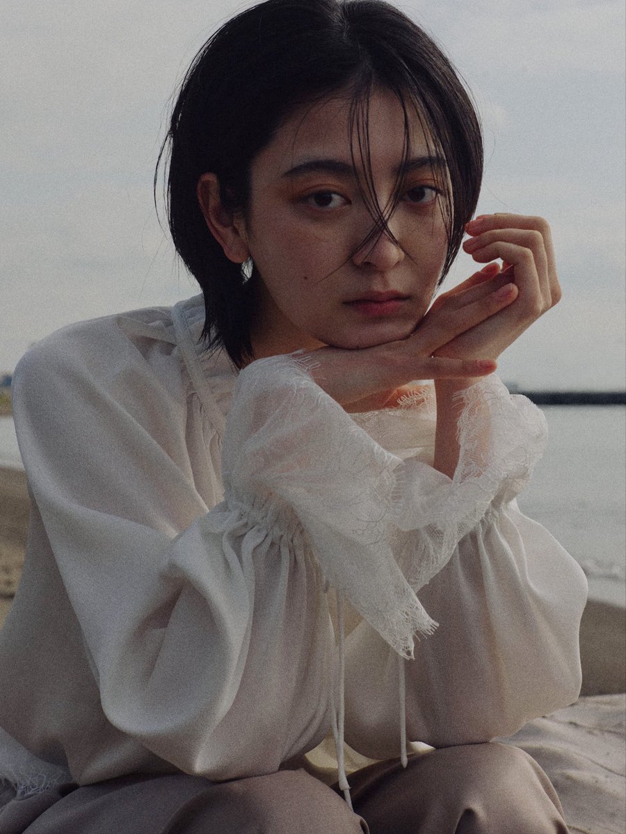 umnetofficial's tweet photo. Umnet 2026 AUTUMN / WINTER

#ANDLACEBLOUSE
繊細なレースと、柔らかなドレープが美しいブラウス。 https://t.co/ivwzBiAlZX