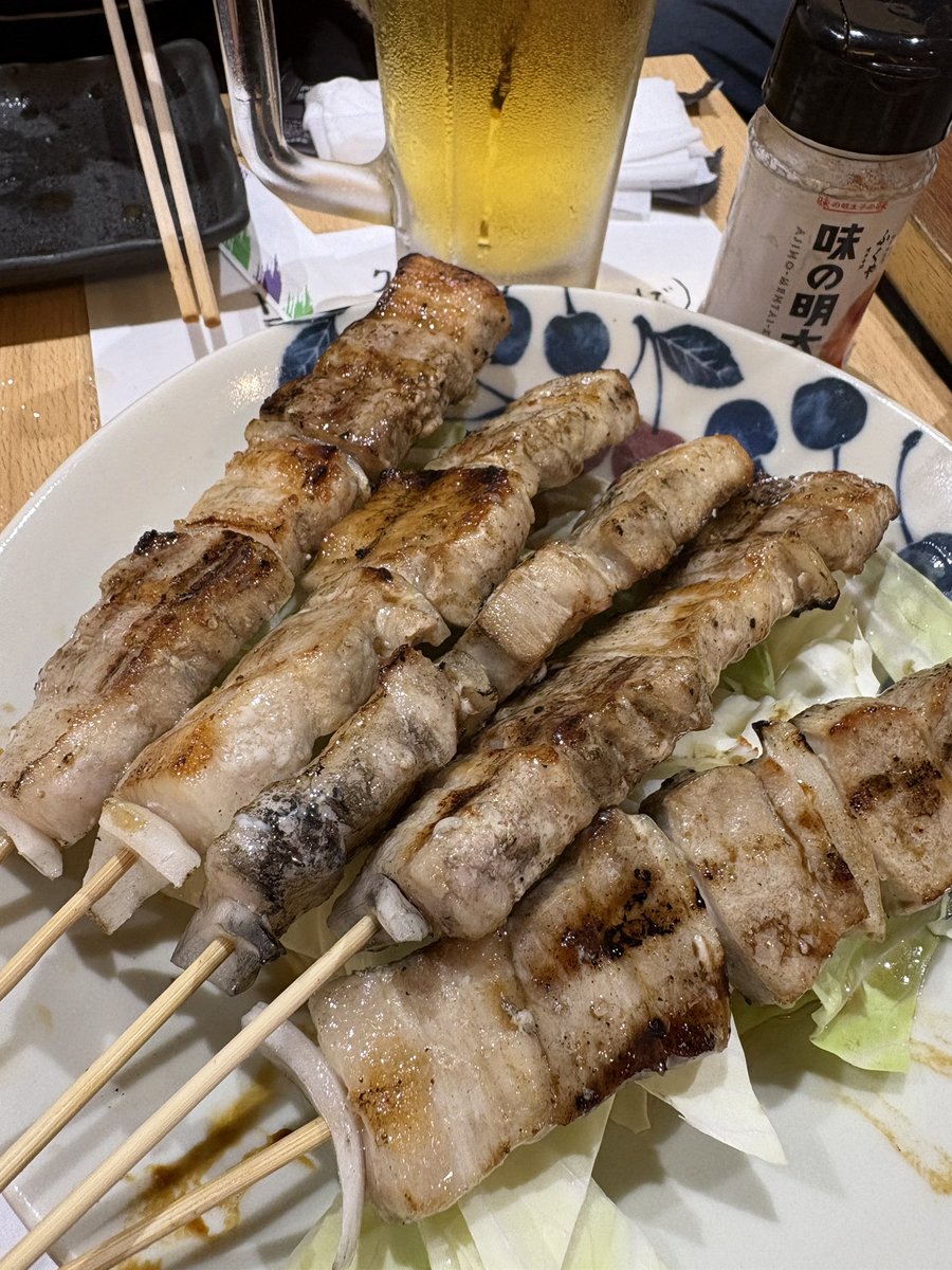 coromoco123's tweet photo. 昨夜は職場の仲間との暑気払い😄
前から一度行ってみたかった焼き鳥の食べ飲みコースで、大好きな焼き鳥とビールをお腹いっぱい堪能しました😋🍺

締めは大地のうどんのきつねうどん🦊
エネルギーチャージは完璧！
また明日からがんばります😄‼️

#焼き鳥司博多駅東店 
#大地のうどん博多駅ちかてん https://t.co/Q0BJ4NZUEi