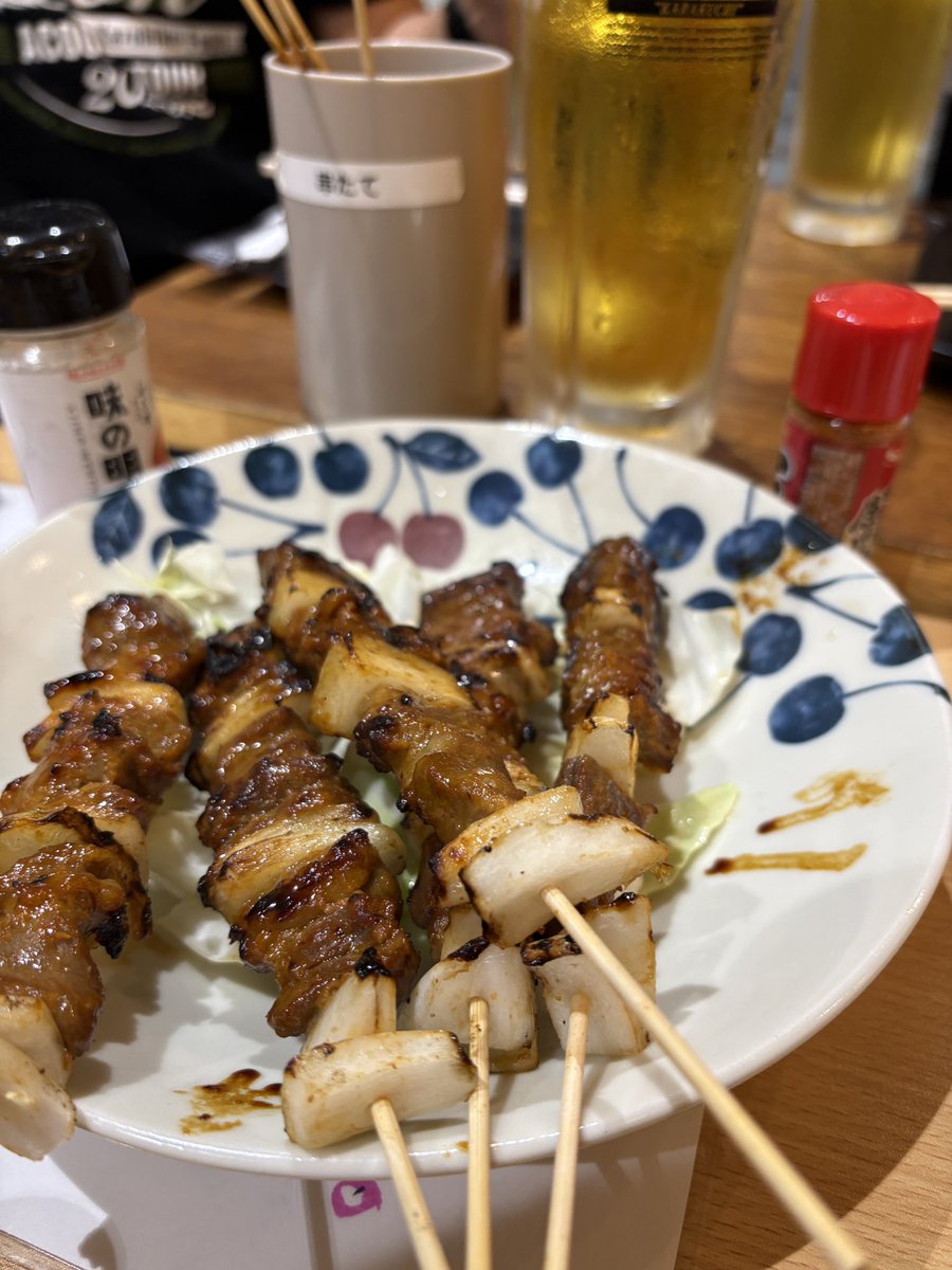 coromoco123's tweet photo. 昨夜は職場の仲間との暑気払い😄
前から一度行ってみたかった焼き鳥の食べ飲みコースで、大好きな焼き鳥とビールをお腹いっぱい堪能しました😋🍺

締めは大地のうどんのきつねうどん🦊
エネルギーチャージは完璧！
また明日からがんばります😄‼️

#焼き鳥司博多駅東店 
#大地のうどん博多駅ちかてん https://t.co/Q0BJ4NZUEi