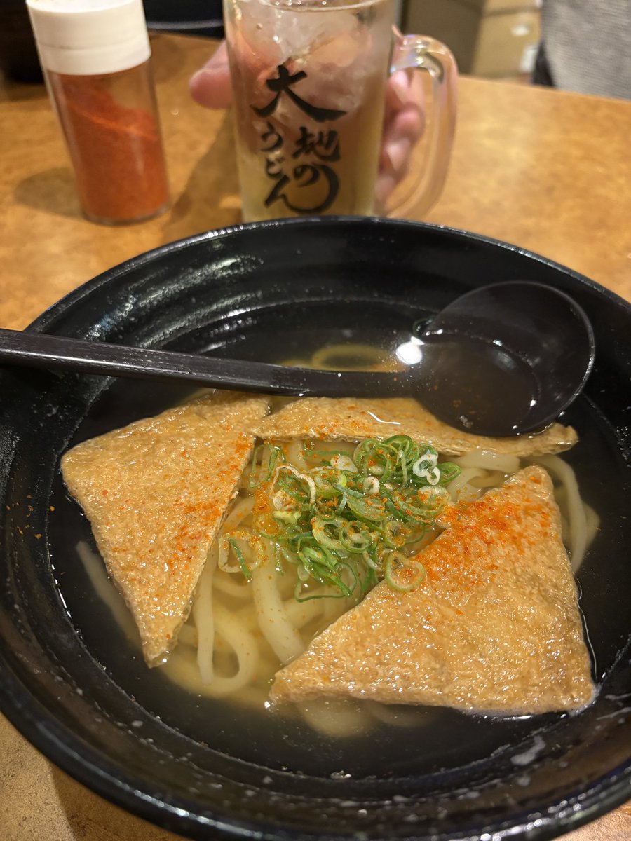 coromoco123's tweet photo. 昨夜は職場の仲間との暑気払い😄
前から一度行ってみたかった焼き鳥の食べ飲みコースで、大好きな焼き鳥とビールをお腹いっぱい堪能しました😋🍺

締めは大地のうどんのきつねうどん🦊
エネルギーチャージは完璧！
また明日からがんばります😄‼️

#焼き鳥司博多駅東店 
#大地のうどん博多駅ちかてん https://t.co/Q0BJ4NZUEi