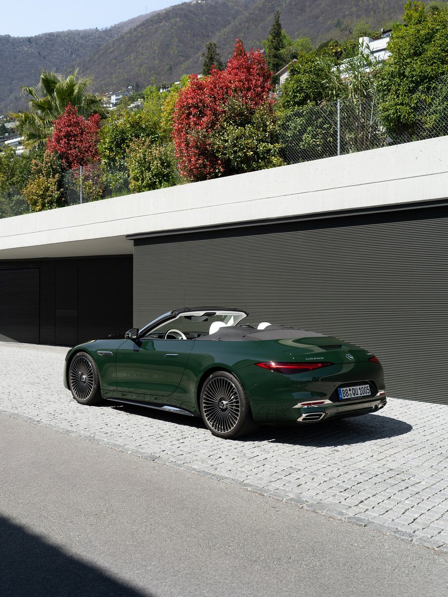 ApexDistrictX's tweet photo. the Mercedes-Maybach SL in MANUFAKTUR exclusive classic green non-metallic 🌿 https://t.co/guFu6rGTon