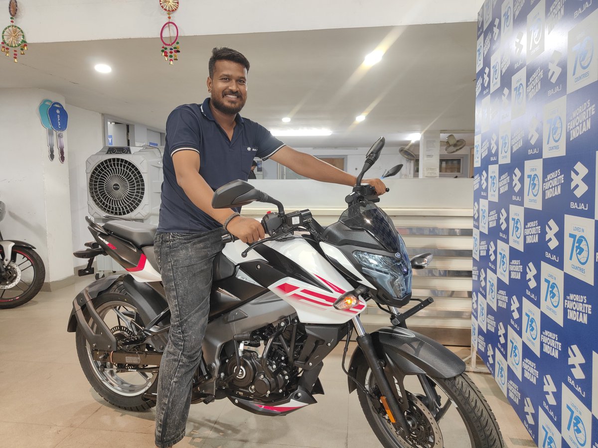 tazatrust's tweet photo. Bajaj Pulsar NS 125 white red colour bike single disc https://t.co/tJz6XkTgsi