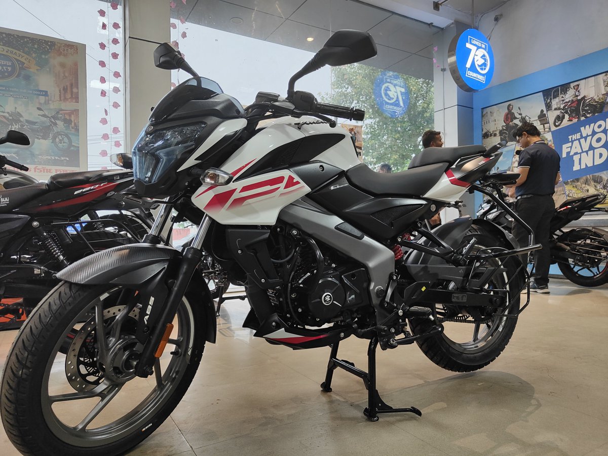 tazatrust's tweet photo. Bajaj Pulsar NS 125 white red colour bike single disc https://t.co/tJz6XkTgsi