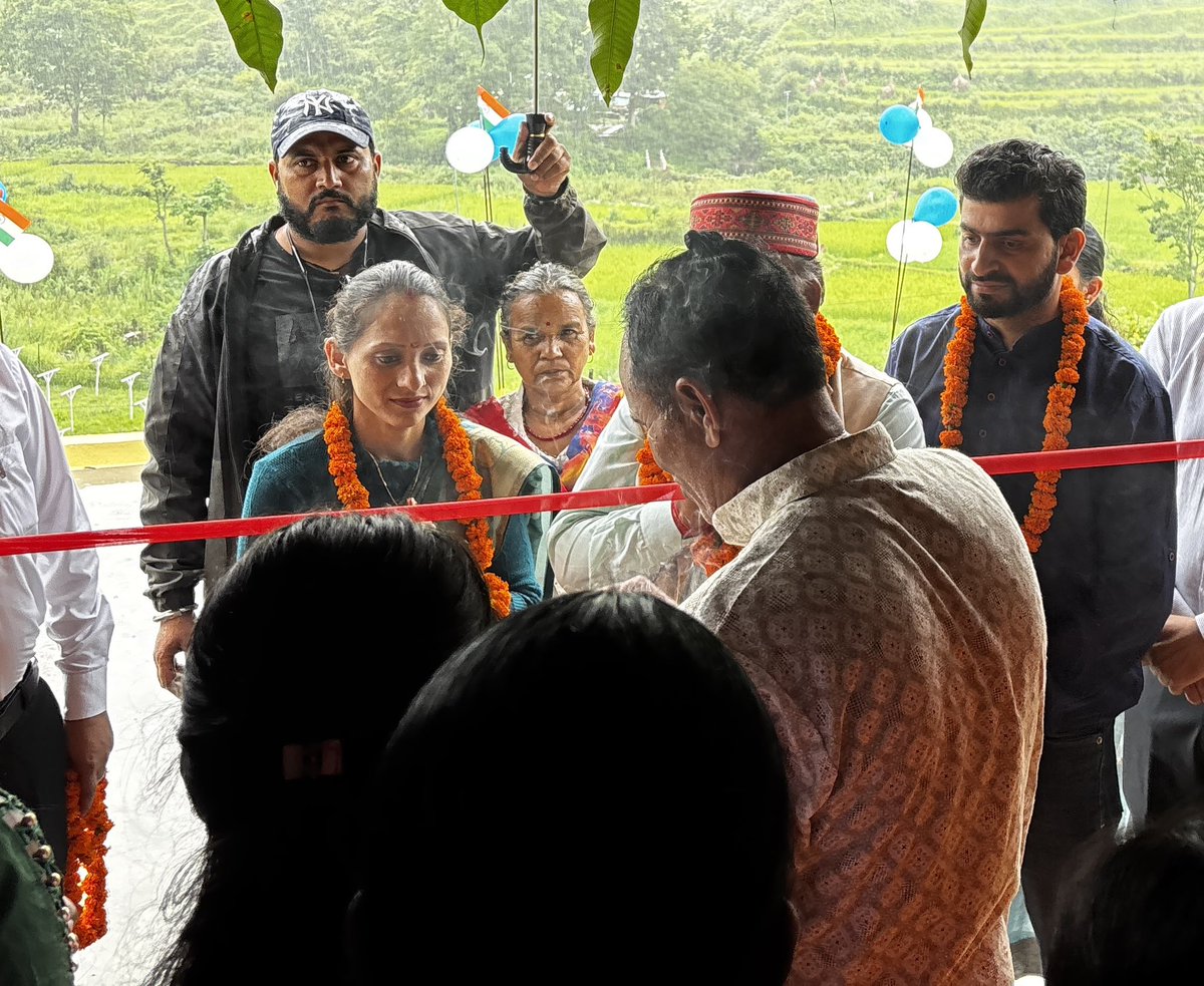 REAPPauri's tweet photo. ��ज दिनांक 11/08/26 का दिन विकासखंड पौड़ी की साधना स्वायत्त सहकारिता, ल्वाली के इतिहास में एक स्वर्णिम अध्याय के रूप में दर्ज हुआ। ग्रामोत्थान परियोजना के अंतर्गत 20 लाख रुपये की लागत से निर्मित कलेक्शन सेंटर एवं कार्यालय का लोकार्पण माननीय श्री राजकुमार पोरी जी द्वारा किया गया। https://t.co/pogysuSiQl