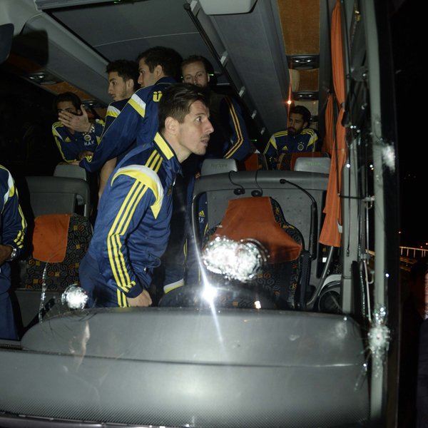 pusholder's tweet photo. SON DAKİKA: Bakan Akın Gürlek, 2015 yılında Fenerbahçe'nin takım otobüsüne yapılan saldırı soruşturması kapsamında 5 kişinin gözaltına alındığını açıkladı. https://t.co/w6svbH78Pj