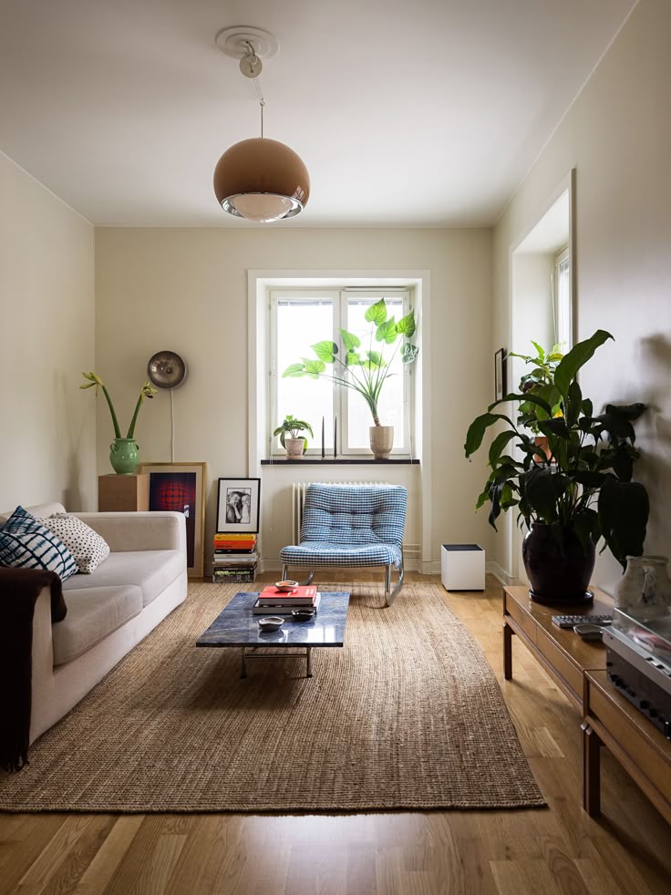 homeoflyfe's tweet photo. Nestled among blooming gardens, this charming cottage with its sunlit rooms and quiet corners invites you to escape the noise and rediscover the simple beauty of home. https://t.co/9UyUUl9Akm