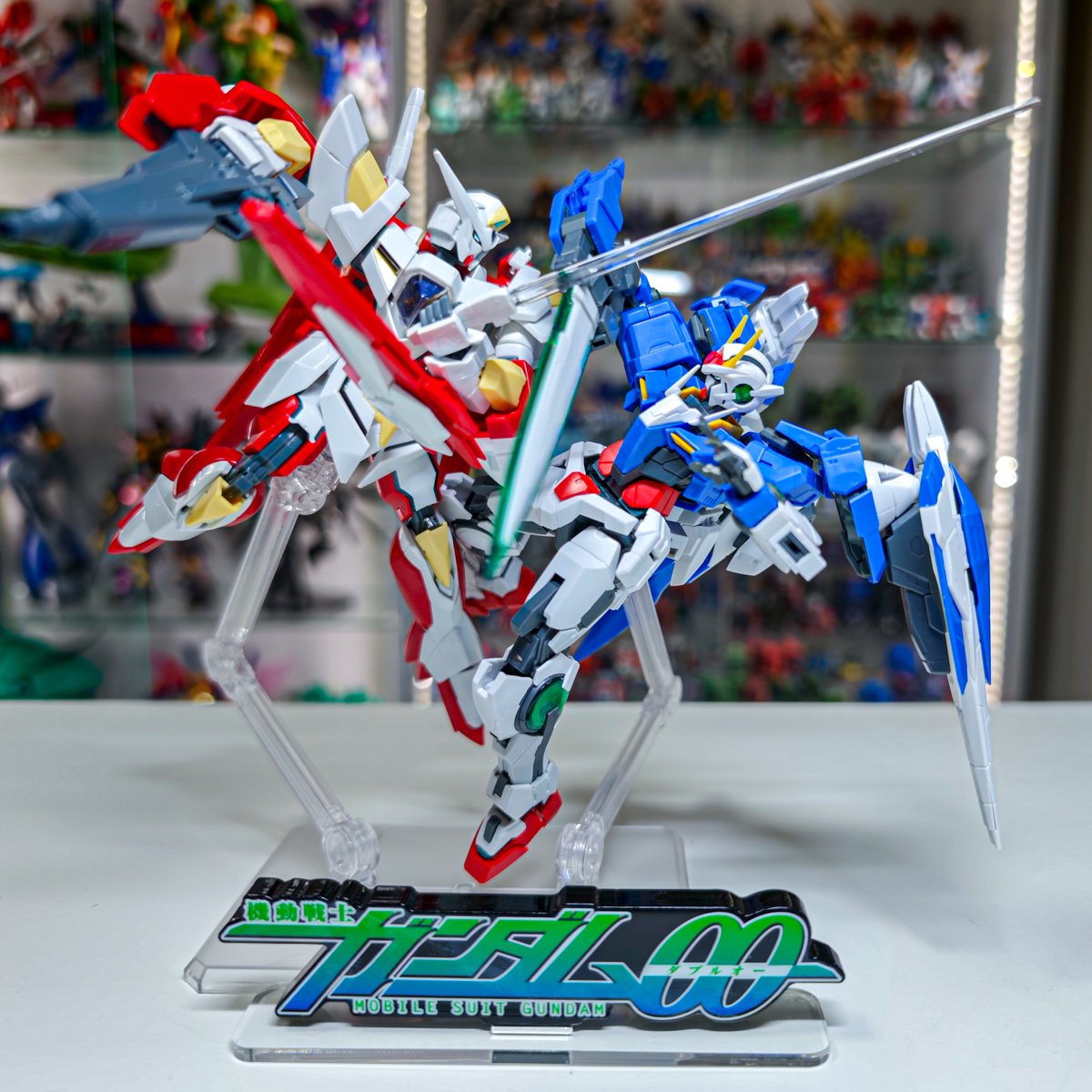 gdam429mk2's tweet photo. リボーンズガンダムVSダブルオーライザー
前々からやりたかったディスプレイがやっとできた！ https://t.co/Ixesa7VQdO