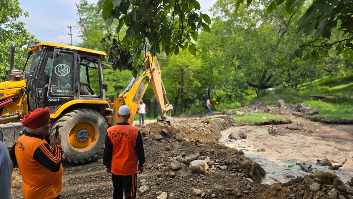KashmirLife's tweet photo. Land Sinks in Buchoo Village, Tral
A portion of land reportedly sank in #Buchoovillage of #Tral, with the incident believed to be linked to a #borewellproject. The ground collapse has alarmed residents and prompted authorities to take precautionary measures to prevent further damage. See photos by #UmarDar and #shoaibnazir #KashmirLife