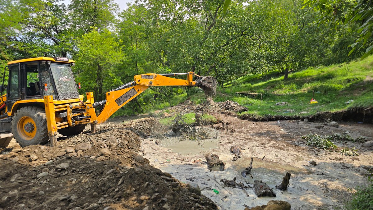 KashmirLife's tweet photo. Land Sinks in Buchoo Village, Tral
A portion of land reportedly sank in #Buchoovillage of #Tral, with the incident believed to be linked to a #borewellproject. The ground collapse has alarmed residents and prompted authorities to take precautionary measures to prevent further damage. See photos by #UmarDar and #shoaibnazir #KashmirLife