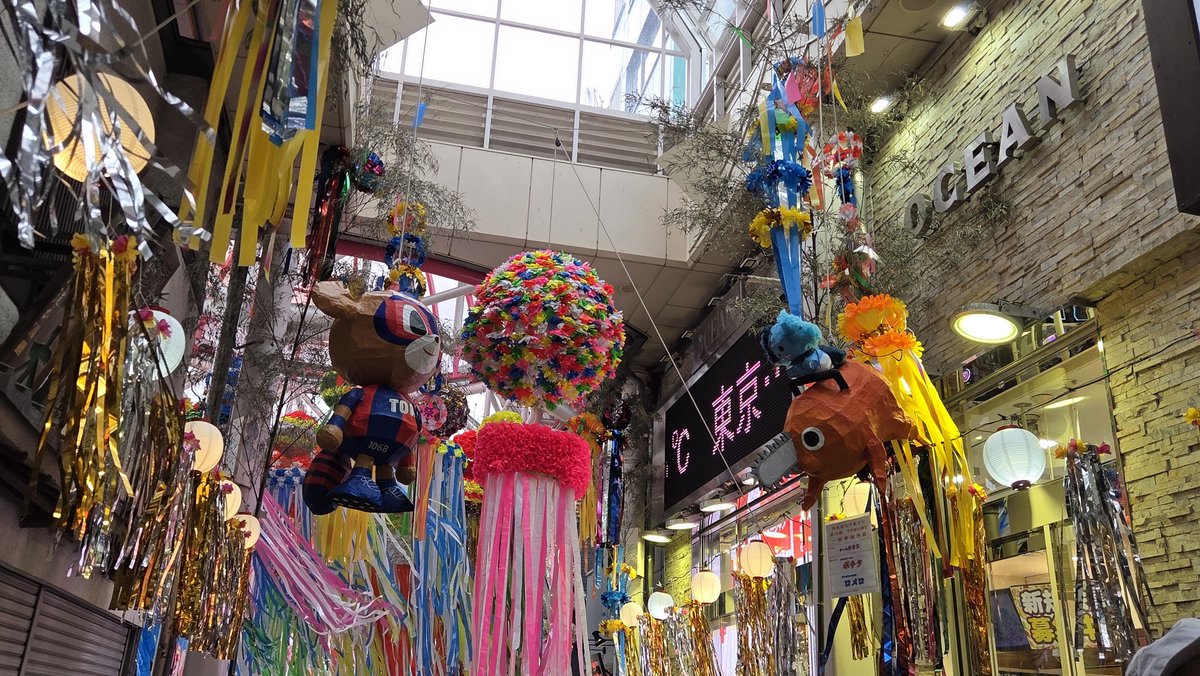 ZENEX_TorTra's tweet photo. まだまだ賑わう商店街を入り口の方まで戻ります。

丁度よくお昼時なので、ホープ軒阿佐ヶ谷店に入りました。

チャーシュー麺を頼むと、3・4分で出てきてビックリ。

シンプルな中華そばスタイルですが、チャーシューの厚みは中々のストロングな一杯。

おまけで七夕凧も見てから阿佐ヶ谷を離れます。 https://t.co/okXg1qgdsQ