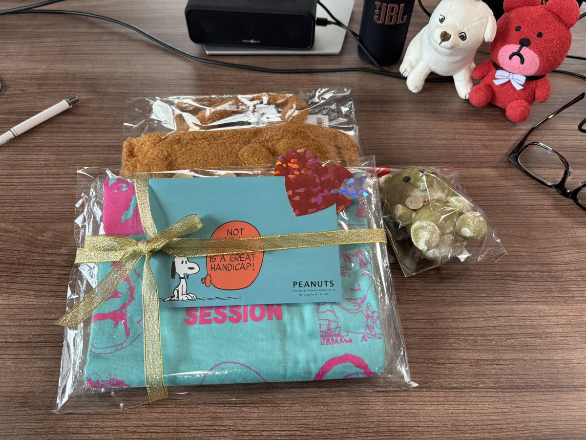 gunmanken's tweet photo. お誕生日プレゼントありがとうございました！編集者さんに転送してもらって、届きました！
今年もなんとか、伏線を回収できるように頑張ります！！
とりあえず熊編を良い感じに着地できたらいいなあ。 https://t.co/FTJKQ1S5Mw