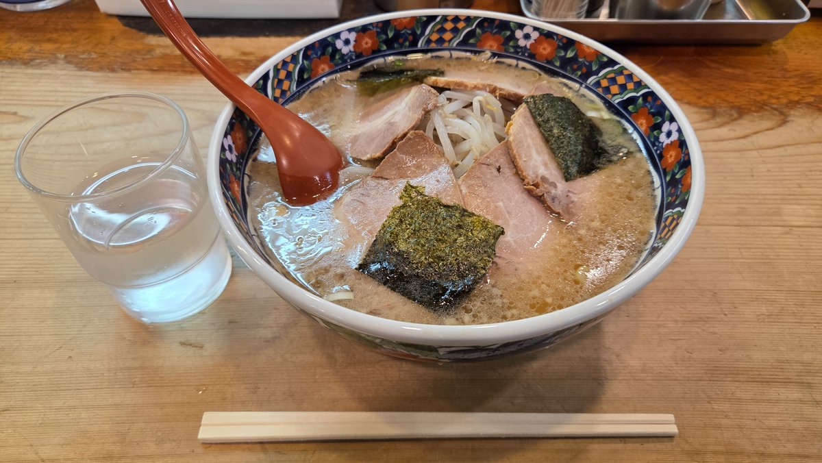ZENEX_TorTra's tweet photo. まだまだ賑わう商店街を入り口の方まで戻ります。

丁度よくお昼時なので、ホープ軒阿佐ヶ谷店に入りました。

チャーシュー麺を頼むと、3・4分で出てきてビックリ。

シンプルな中華そばスタイルですが、チャーシューの厚みは中々のストロングな一杯。

おまけで七夕凧も見てから阿佐ヶ谷を離れます。 https://t.co/okXg1qgdsQ
