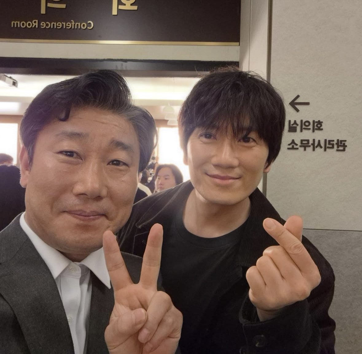mr__jisung's tweet photo. “I had such a wonderful time filming JTBC’s drama <Apartment> with actor Ji Sung. I was truly moved by how carefully he approaches every single scene. Now I understand what people mean when they say he’s an actor you can always trust and watch with confidence.”

📸: parksihwan251 https://t.co/zp74OoFexE
