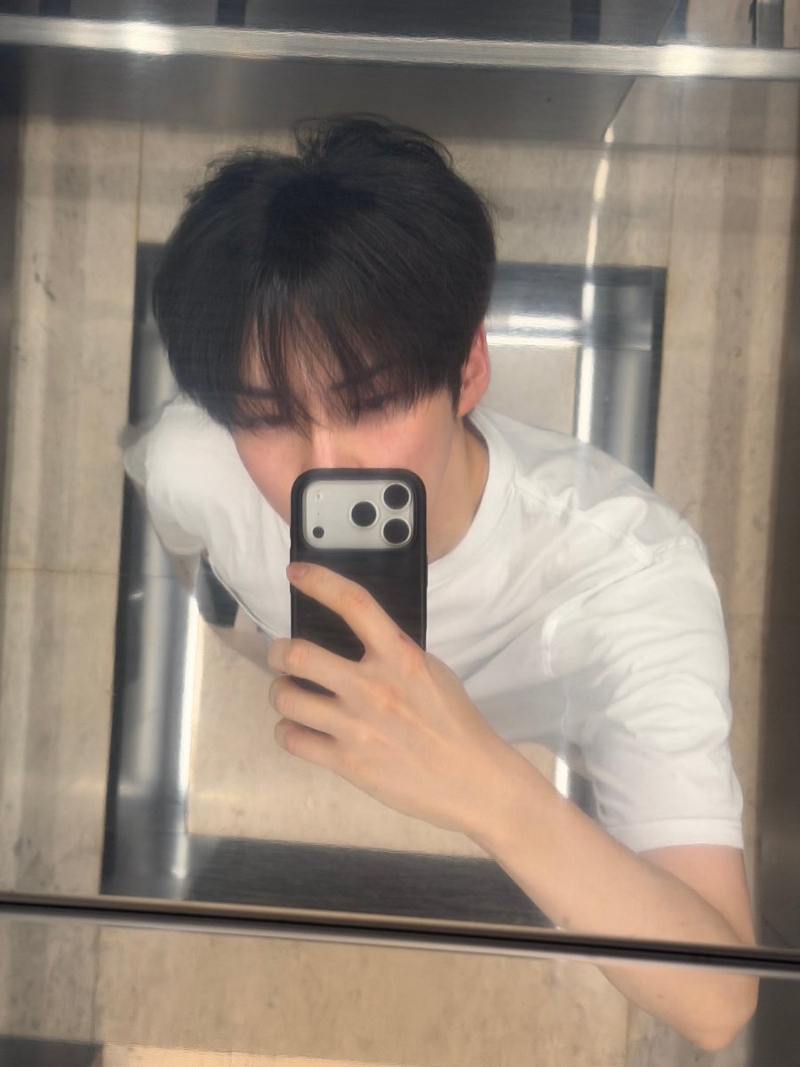 IconicSHanbin's tweet photo. Cuaca yang bagus untuk semua orang ajak gw jajan boba betul apa benar? 🤭☝🏻 https://t.co/eLoLI0wS6K