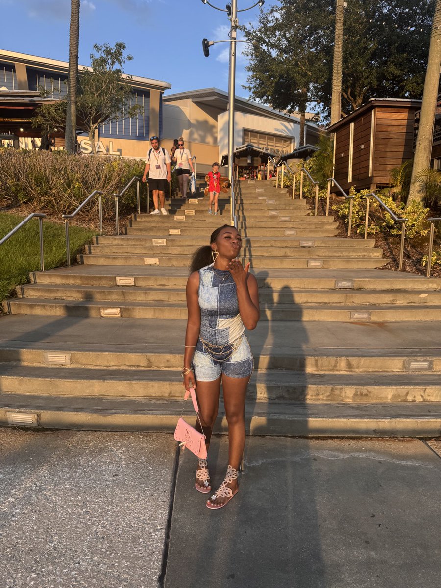 AshenaTitum's tweet photo. #summertimemadness https://t.co/JFwmO5Zql6