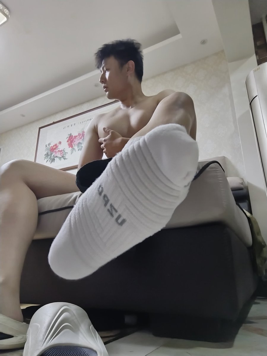 520xiaoyuan's tweet photo. 摸自己也会起反应
#45码大脚 #1m #0s #高壮男 #脂包肌 #臭脚 https://t.co/c5xxmfow0S