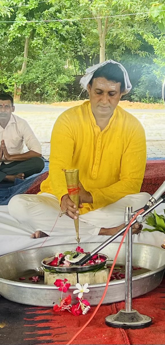 IPS_SantoshM's tweet photo. सावन शिवरात्रि की हार्दिक शुभकामनाएँ |इस पावन अवसर पर संस्थान परिसर में रुद्राभिषेक एवं पूजा-अर्चना संपन्न हुई।इस आध्यात्मिक आयोजन में समस्त उपस्थित जनों ने स्वास्थ्य, शांति, समृद्धि तथा कर्तव्यपथ पर दृढ़ता हेतु भगवान ��हादेव का आशीर्वाद प्राप्त करने की प्रार्थना की।हर हर महादेव। https://t.co/DRamxVKi1v