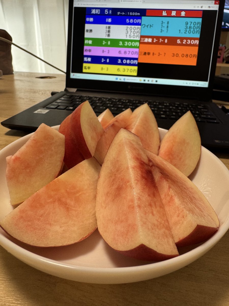 keibahappy1's tweet photo. ヤバい！めちゃくちゃ美味い！
プロは皮ごと喰います！
ファーマーさん！有難う🍑
大好き❤ https://t.co/KmbNNYHfQG