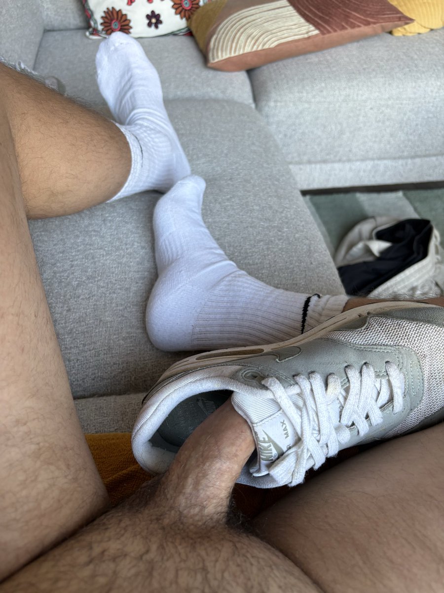 question84nl's tweet photo. Geil. Horny. Love socks, cock and sneakers. More?  #gay #dutchgay #socks #whitesocks https://t.co/FEhfwPVZZu