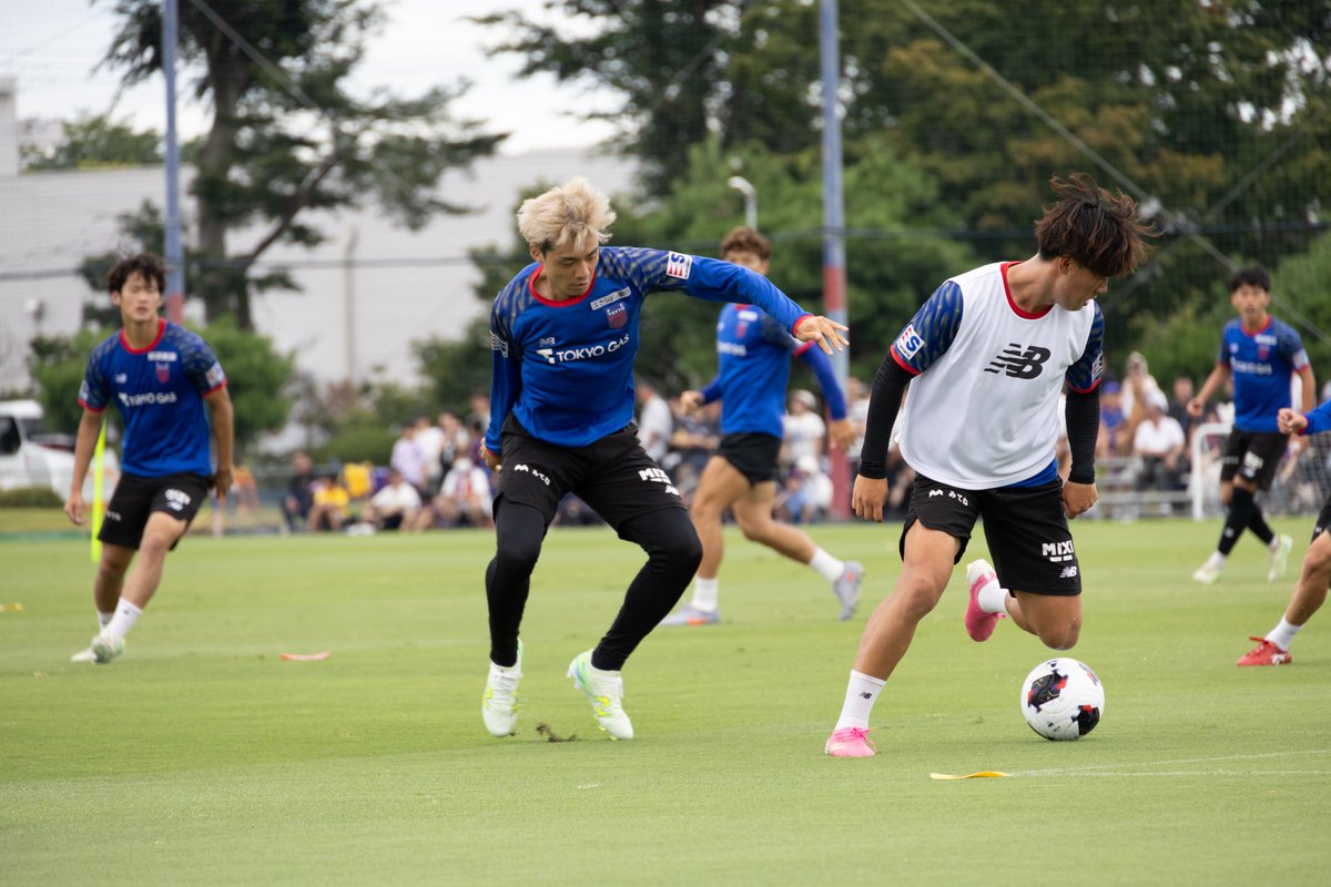 fctokyoofficial's tweet photo. 🔵TRAINING PHOTOS🔴
#小平グランド に集まった約700名のファン・サポーターのみなさんに見守られるなかトレーニングを実施💪
ここから前へ進むために、ともに戦ってください🔥
#常盤亨太 #石原広教 #バングーナガンデ佳史扶 #山田楓喜 
#fctokyo #tokyo https://t.co/HS82Ruhyqo