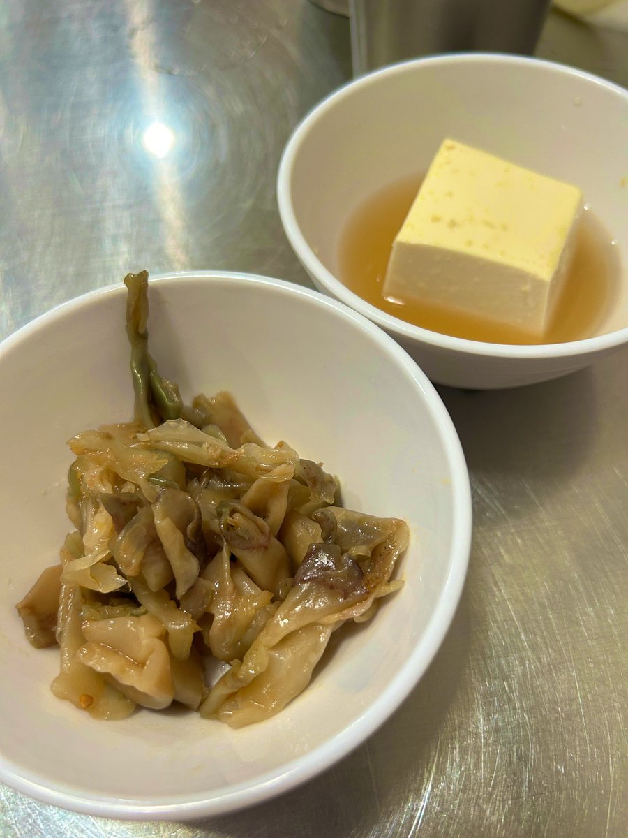 outimenTV's tweet photo. 餃子の肉太郎（神保町）
餃子定食（6個）

皮は自家製で舌触りが良く、粗挽きの肉餡は包たてによって空気感もあり食べやすくめちゃうまです。

がっつり食べてもお酒と合わせても良し
神保町は色々食べ歩きできて楽しい。
小鉢も嬉しい。 https://t.co/tMWsIAJkDg