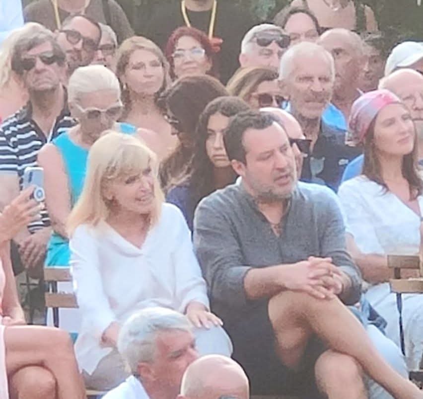 patty681631's tweet photo. Quando le persone, pur essendo politicamente lontane e pensando in modo diverso, saranno capaci di stare sedute una accanto all’altra ad ascoltare una canzone, senza sentirsi nemiche, forse — e dico forse — avremo fatto un passo avanti anche contro le guerre. #AliceDeAndrè https://t.co/RJsJOXjCrd
